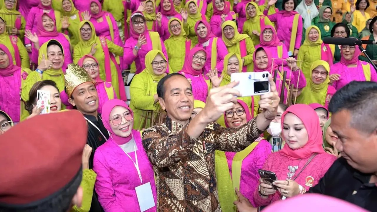 Warganet Salfok HP yang Digunakan Presiden Jokowi
