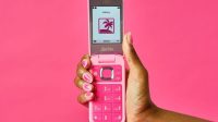 HMD Barbie Phone Akan Meluncur, HP Flip Jadul Serba Pink
